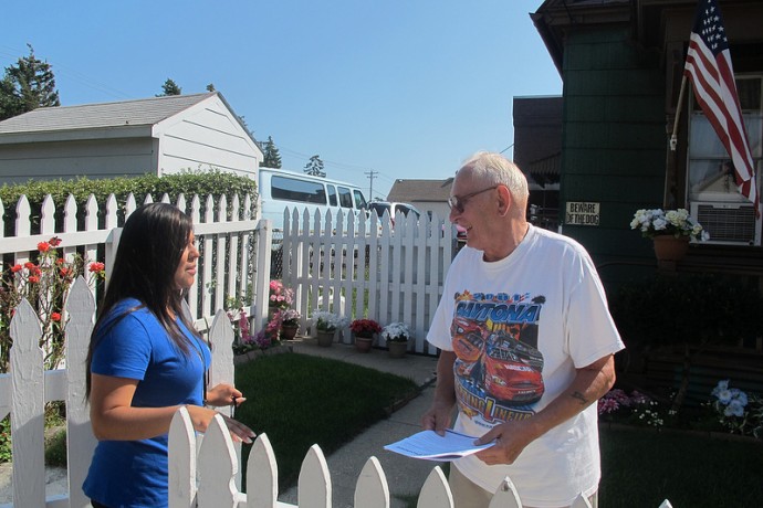 Maritza Ugarte, community organizer for Safe & Sound, speaks to Anthony Tolsky, who raises concerns about garbage in the area. (Photo by Edgar Mendez)