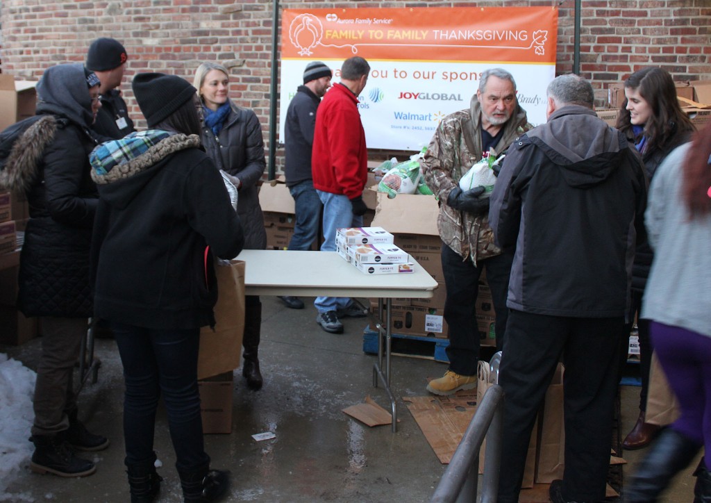 Aurora Family Service provided Thanksgiving dinners for 3,100 Milwaukee-area families (Photo by Mark Doremus)