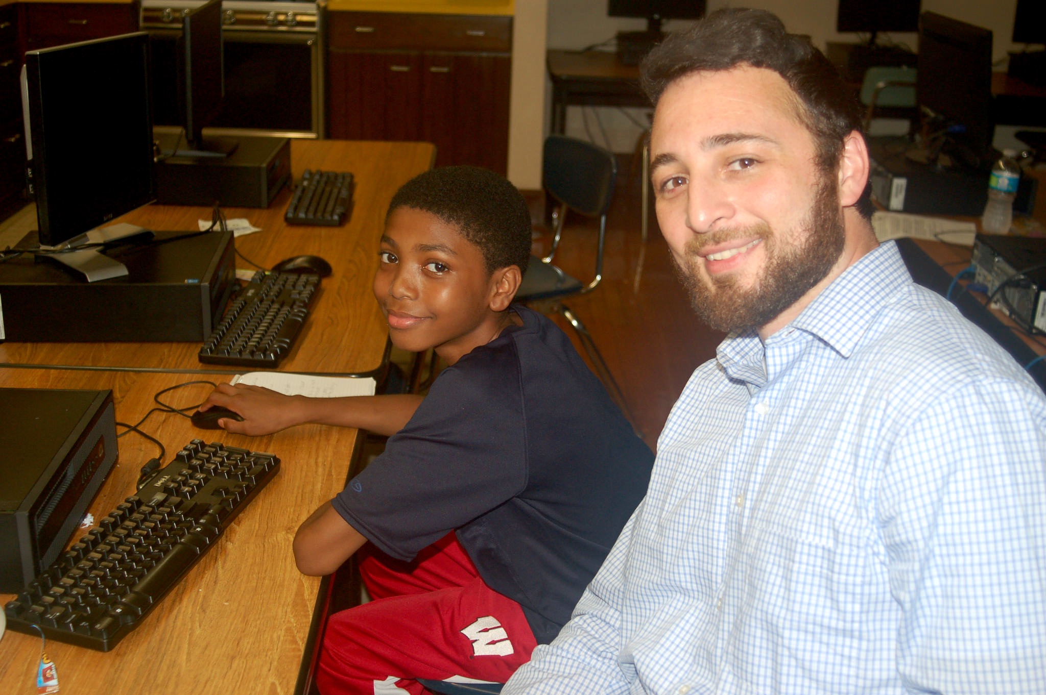 Ben Juarez (right) helps eighth-grader Allen De Windt with his project. (Photo by Edgar Mendez)